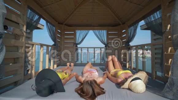 周末快乐长腿的年轻纤细的女性在海边的平房里做体操玩得很开心视频的预览图