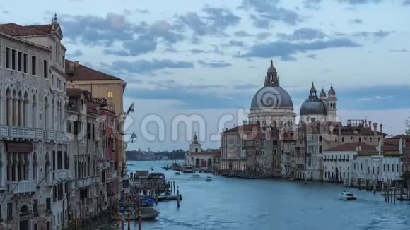 威尼斯城市风景天际线与大运河和船在威尼斯意大利视频的预览图