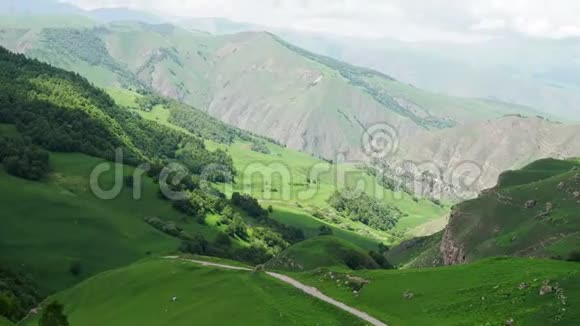 在晴朗的夏日美丽的山山峦叠嶂绿草如茵视频的预览图