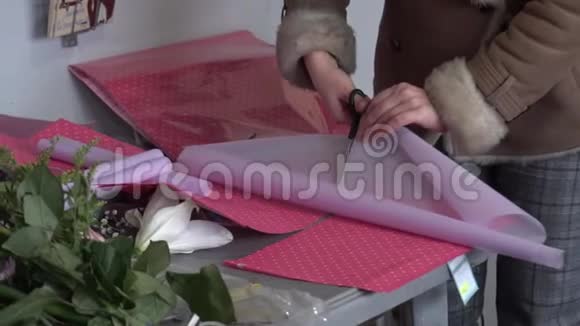 花匠为花束剪了包装纸视频的预览图
