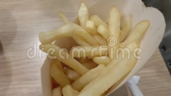 一个十几岁的女孩在快餐店吃薯条作为晚餐视频的预览图
