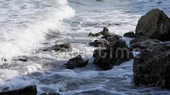 波浪在岸边折断波浪在岩石上折断视频的预览图