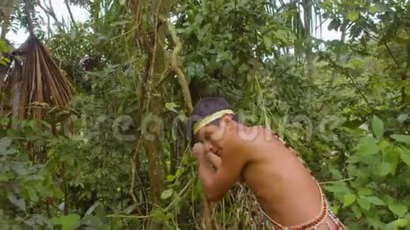 拉藤蔓的土著男子视频的预览图