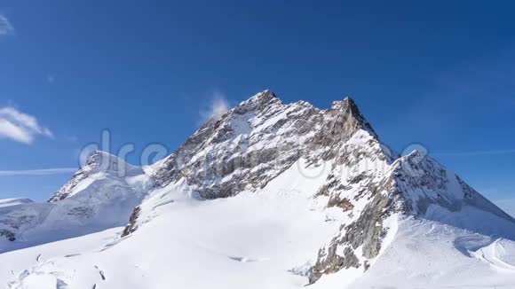 瑞士蓝天的Jungfrau时光流逝视频视频的预览图