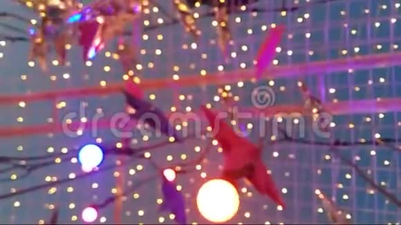 手持式相机底角庆典节日气氛与闪烁的装饰灯泡星星悬挂和舞蹈视频的预览图