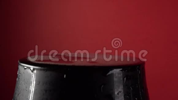 慢镜头特写镜头红色背景下的可乐倒入玻璃杯视频的预览图