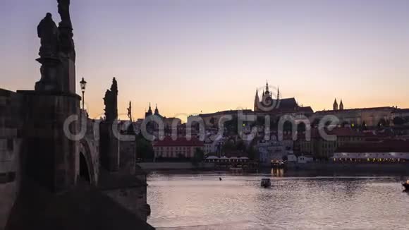 捷克布拉格城堡和查尔斯桥全景的时间推移视频的预览图