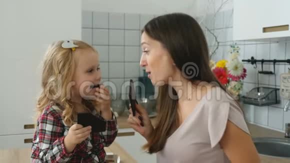 妈妈带着孩子吃巧克力视频的预览图