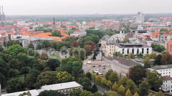 德国汉诺威的鸟瞰很多树和绿地城市中心住宅和道路交通视频的预览图