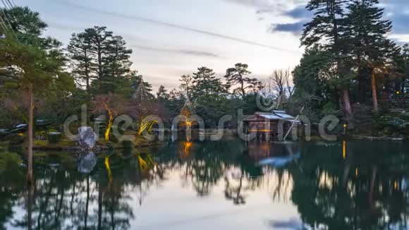 日本石川县金泽市Kenrokuen花园与Kasumi池塘的冬季视频的预览图