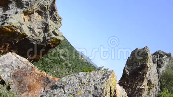 山上的巨大石头视频的预览图