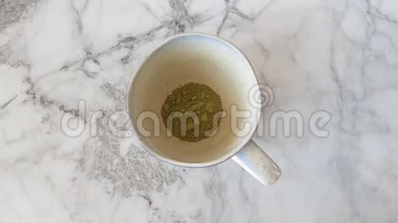 用抹茶粉从水壶里倒热水视频的预览图