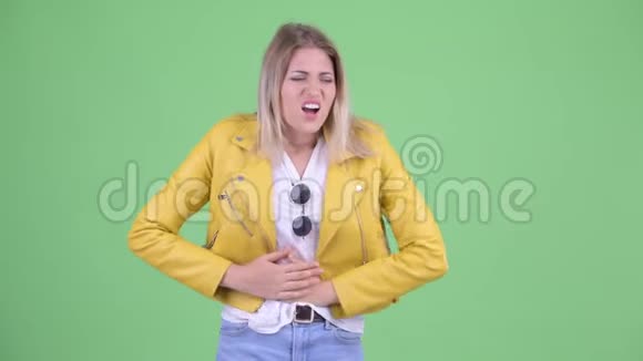 年轻叛逆的金发女人胃痛视频的预览图