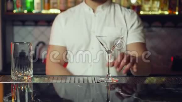 酒保拿着勺子从桶里拿一些冰块倒冰块视频的预览图
