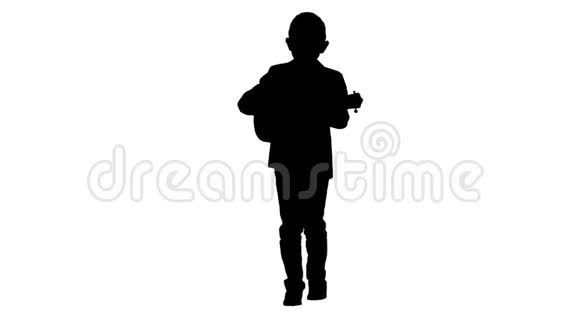 穿着戏服走路和玩四弦琴的小剪影男孩视频的预览图