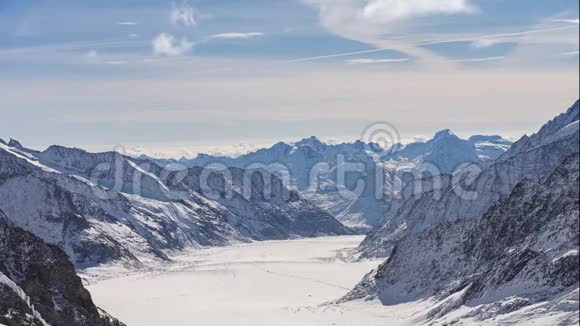 瑞士蓝天的Jungfrau时光流逝视频视频的预览图