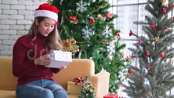 亚洲女人摇着摇着打开圣诞礼物惊喜圣诞礼物视频的预览图