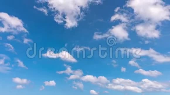 4夏季蓝天和云彩的短暂停留视频的预览图
