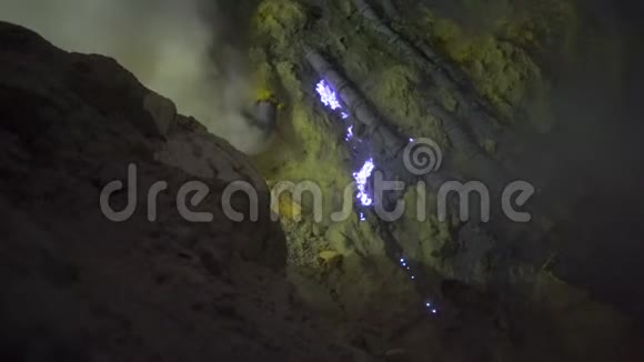 一种被称为蓝火的自然现象从Ijen火山地面上冒出的火山气体中看到的视频的预览图