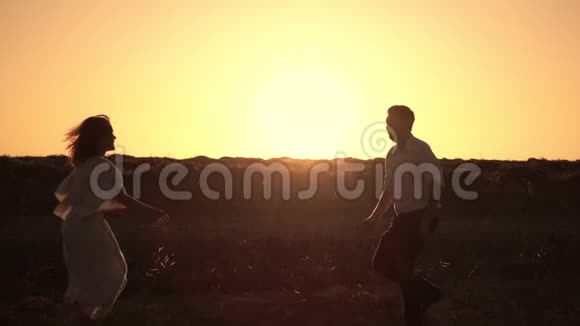 当太阳落山时一对夫妇正跑来拥抱对方视频的预览图