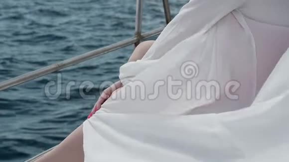 白色透明的外衣随风飘扬轻的太阳袍在年轻女子的肩上轻的海风视频的预览图