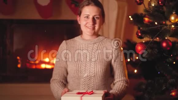 4k片微笑的年轻女子收到圣诞礼物的数字平板电脑视频的预览图