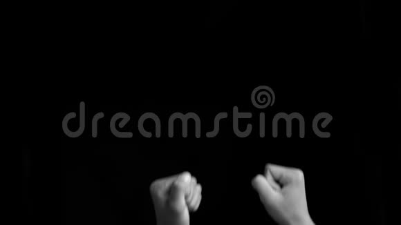 男性的手出现并显示O字母表标志的英国手语BSL使用聋哑孤立在黑色的背脊上视频的预览图