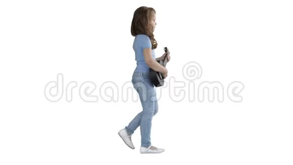 一个小女孩在白色背景上双手拿着四弦琴走路视频的预览图