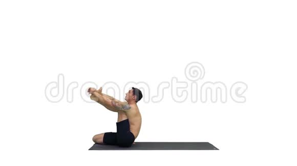 男瑜伽老师在赫伦姿势强烈的腿筋伸展灵活性良好的概念在白色背景视频的预览图