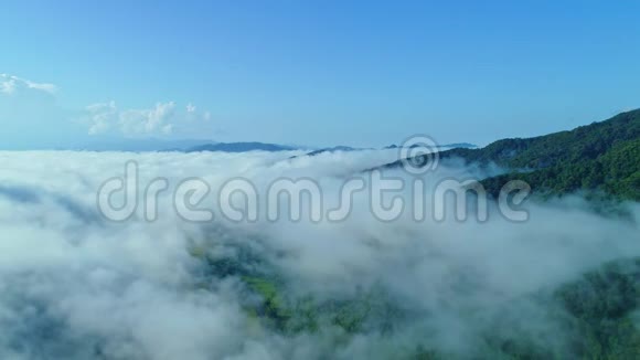 空中观景无人驾驶飞机在山上拍摄流动的雾波视频的预览图