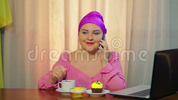 一个已婚的犹太人在咖啡馆里戴着头饰干扰她的勺子并在电话上说话视频的预览图