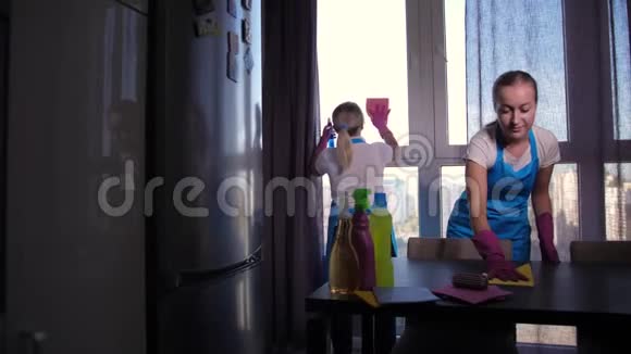 两名手套女清洁工在公寓工作视频的预览图