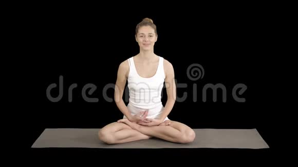 坐在瑜伽垫上和镜头对话的白人美女阿尔法频道视频的预览图