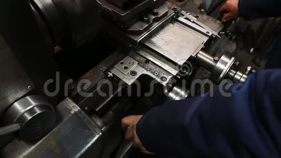 机械工程工业金工用现代车床数控磨床金属零件视频的预览图