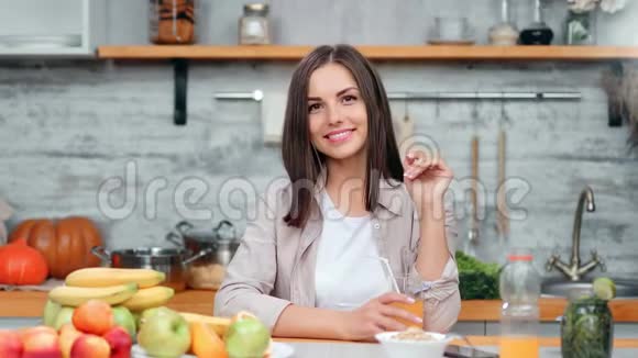 美丽的节食妇女在舒适美食室内早餐时的画像视频的预览图