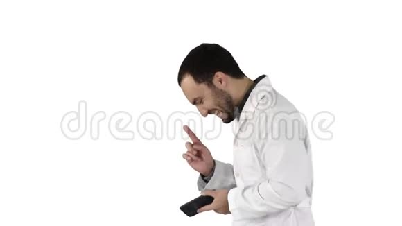 医生在白色背景上打电话后边走边笑视频的预览图
