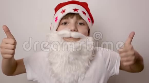 戴着圣诞老人帽子的假胡子女孩竖起大拇指视频的预览图