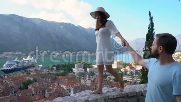 女孩走在Kotor上面的堡垒上男朋友牵着她的手视频的预览图