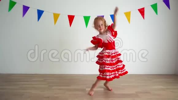 小可爱的红头发女孩在明亮的客厅里跳舞视频的预览图