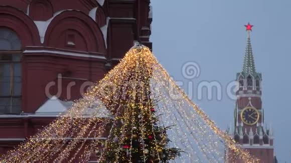 俄罗斯莫斯科莫斯科克里姆林宫的圣诞照明视频的预览图