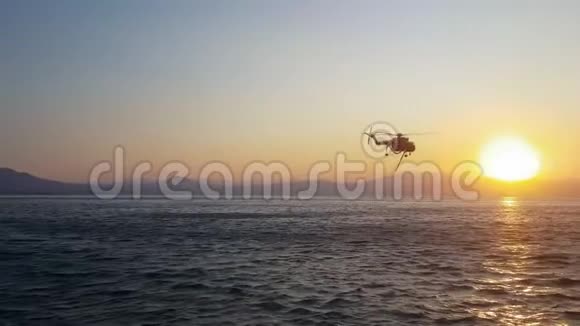消防直升机迎着夕阳潜水取水视频的预览图