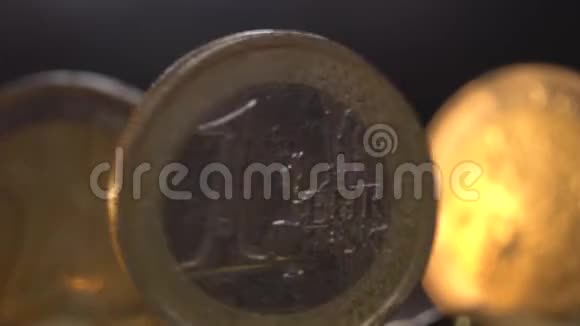 一枚欧元硬币在桌上旋转视频的预览图