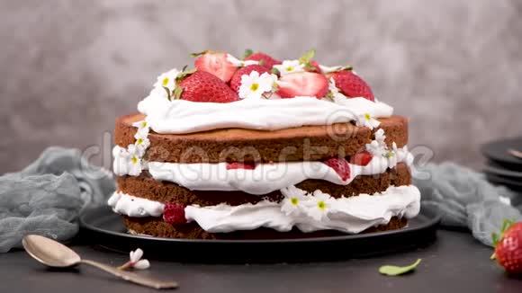 带新鲜草莓的海绵蛋糕视频的预览图