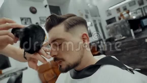 最后的发型男人的头发和胡须护理视频的预览图