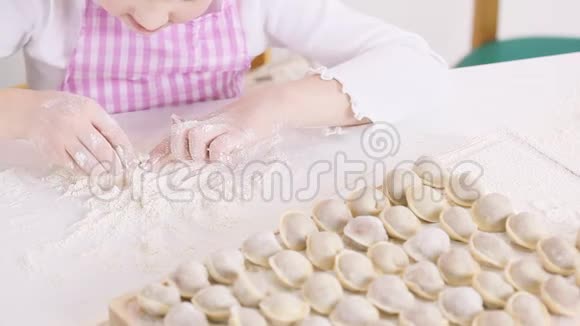 幼儿在包饺子的过程中玩面粉视频的预览图