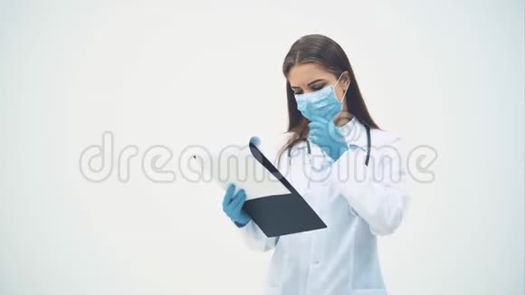 可爱的女性治疗师站着拿着剪贴板她读了一些坏消息正焦急地摇头视频的预览图