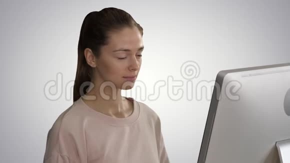 疲惫可爱的休闲女人在她的电脑梯度背景视频的预览图