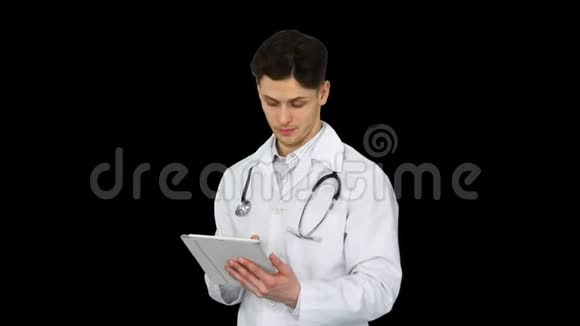 医生持有数字平板电脑和阅读结果阿尔法频道视频的预览图