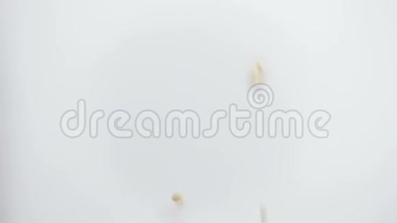 白色背景上的珍珠大麦从顶部掉落并填充框架慢动作96f视频的预览图