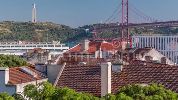 从里斯本市中心的空中俯瞰葡萄牙老历史城市的天际线和25德阿布里尔大桥视频的预览图